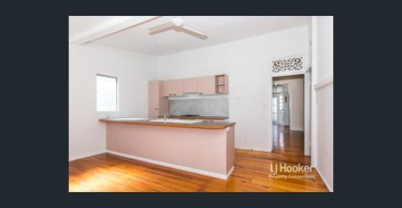 Charming Queenslander in a Prime, Ultra-Convenient Location - Photo 4