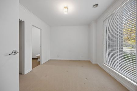 LOW MAINTENANCE 4 BEDROOM TOWNHOUSE - Photo 5