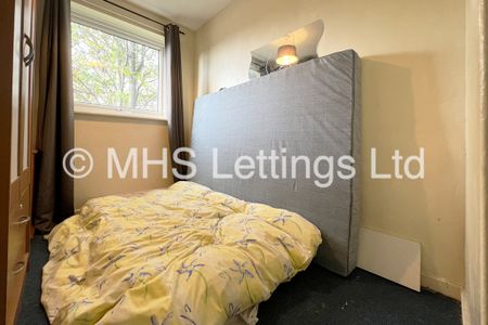 3 Bedroom Mid Terraced House for rent in St. Johns Close - Photo 2