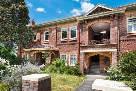 Gorgeous and Meticulously Renovated Residence - Photo 3