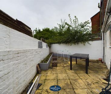 4 bedroom end of terrace house to rent - Photo 4