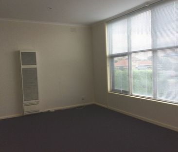 SPACIOUS ONE BEDROOM APARTMENT! - Photo 4
