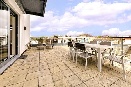 Three-bedroom apartment with wooden floors throughout and access to a private balcony and roof terrace in a modern development in SW10 - Photo 3