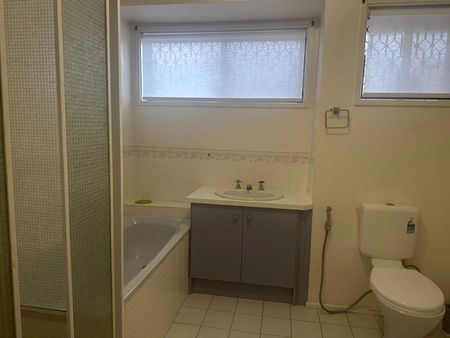 LOVELY 4 BEDROOM HOME - Photo 4