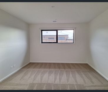 Modern Family Living in a Quiet Court - Photo 3