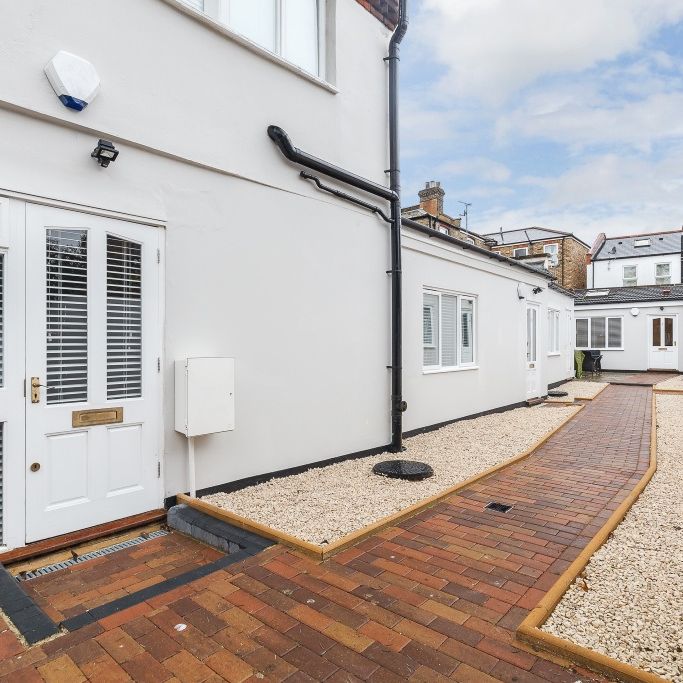 High Spec Unique Conversion in a Secluded Mews with Courtyard to Rent in Twickenham. No parking. - Photo 1