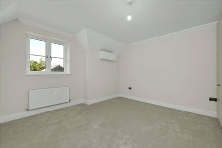 A traditional three bedroom mews-style home set around a stunning landscaped courtyard - Photo 3