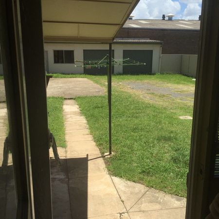 For Rent - One Bedroom Semi House with Parking - Photo 3