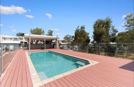 Spacious Townhouse - Photo 5