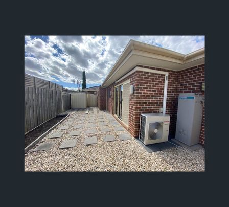 2/4 Warwick Place, Tullamarine, Vic 3043 - Photo 1