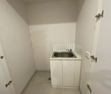 “Stylish 2 Bedroom Apartment-Very close to train.” - Photo 5