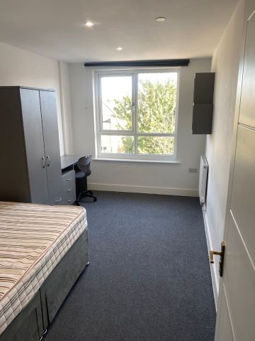 2 Bed Flat, Phoenix Place, BS16 - Photo 2