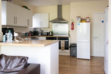 1 bedroom in a house share to rent - Photo 4