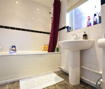 3 bedroom House in St Anthonys Close, Bracknell - Photo 6