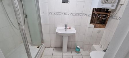 1 bedroom in a house share to rent - Photo 4