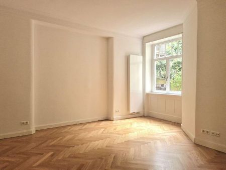 Exklusive Altbauwohnung mit Wintergarten und großzügigem Außenbereich - Photo 2