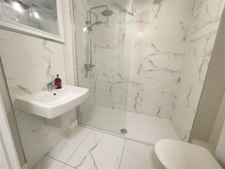 Apt 3, 1A Utility Street, - Photo 5