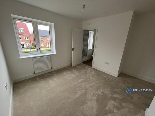 4 bedroom semi-detached house to rent - Photo 1