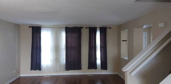 Beautiful & Cozy 3 Bedroom House with a Detached Double Garage - Photo 2