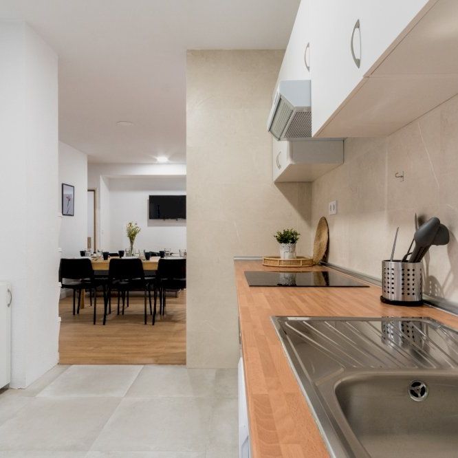 Large room in calle Martin de los Heros - Photo 1