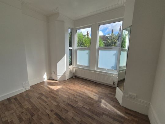 2 Bed Flat, Ferme Park Road, N8 - Photo 1