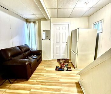 Massive single family home short drive to the university. - Photo 4