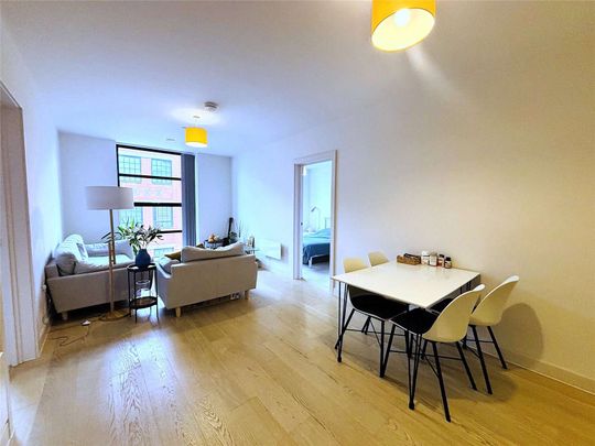 AVAILABLE NOV 27TH | FULLY FURNISHED | TWO DOUBLE BEDROOM | LOCATED IN THE PHOTOGRAPHIC WORKS DEVEOLPMENT | EXCELLENT TRANSPORT CONNECTIONS - Photo 1