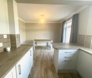 3 bedroom semi-detached house to rent - Photo 4