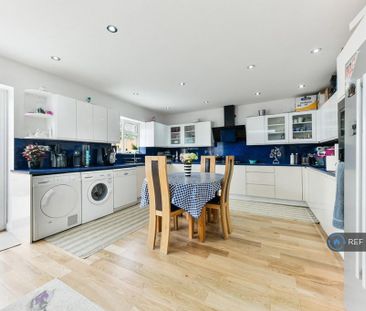 1 bedroom in a house share to rent - Photo 2