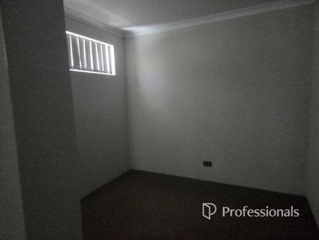 Family living close to beach and city - Photo 4