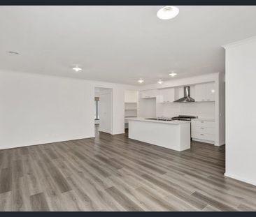 Near-New 4-Bedroom Family Home in a Prime Location! - Photo 4