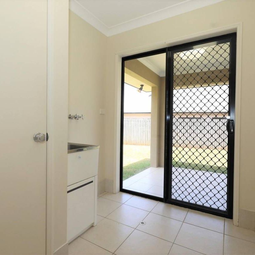 Quality Home - Fully Airconditioned - Tiled Garage - Access to Backyard - Photo 1