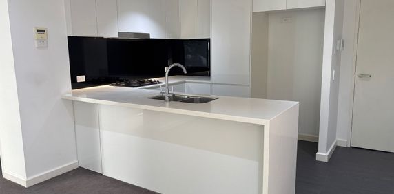 Luxury, Style, Lakeside Living - Photo 2