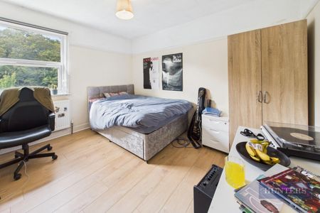 4 bedroom House To Let - Photo 4