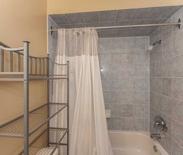 For Lease - 3350 Crimson King Circle, Mississauga, Ontario - Photo 2