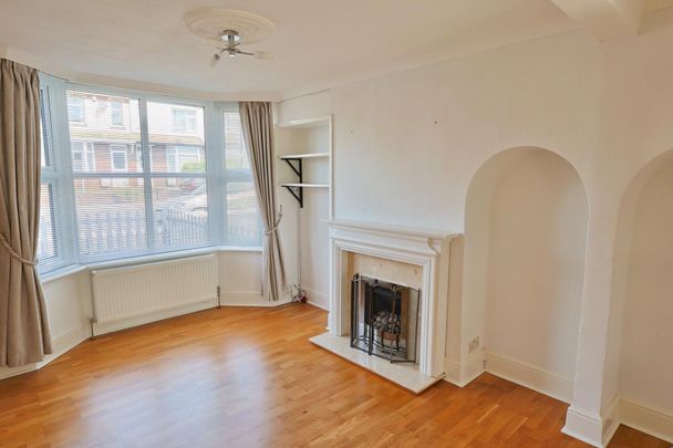 Torrington Avenue, Tile Hill, Coventry - Well Presented Family Home - Photo 1