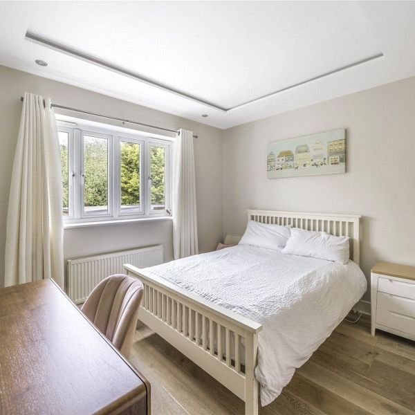 Willow Close, Chertsey, Surrey, KT16 - Photo 1