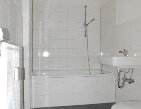 Sehr schöne 2-Zimmerwohnung im 3. OG mit Balkon und Laminat in zentraler Lage! - Photo 1