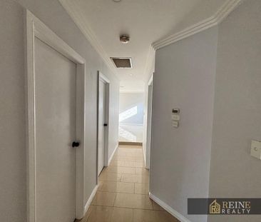 Spacious 3 Bedroom 2 Bathroom Villa - Photo 3