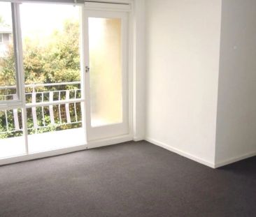 Convenient First Floor Two Bedroom Apartment - Photo 2