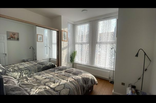 2 Bed Flat, Ilford, IG1 - Photo 1
