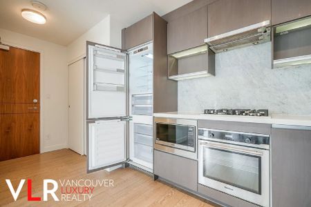 Condo in Surrey, BC - Photo 5