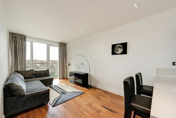 Longfield Avenue, Dickens Yard, W5 - Photo 1