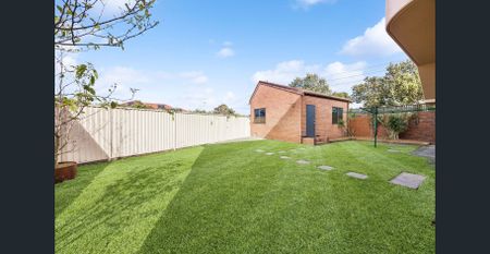 Bright & Spacious Three Bedroom Ground Floor Duplex - Photo 5