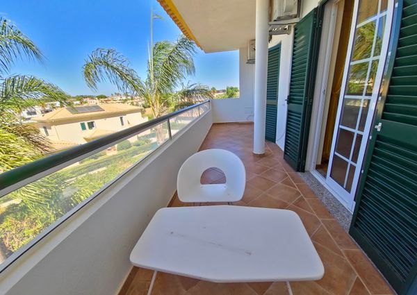 Moradia com piscina, jardim, totalmente equipada e mobilada