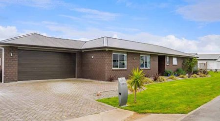 5 bedroom Carterton home - Photo 2