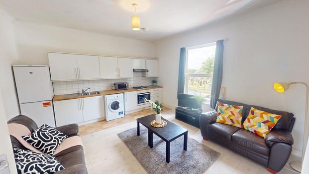 4 bedroom flat to rent - Photo 1