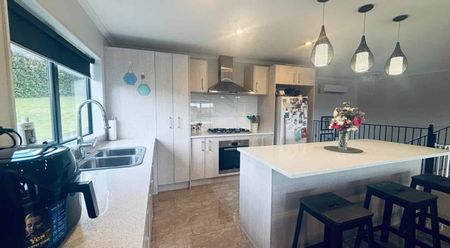 Contemporary Living on Isabella Drive - Photo 3