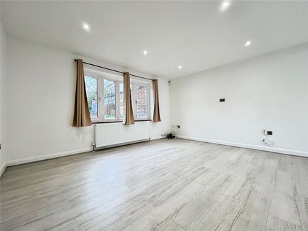 Trumpsgreen Road, Virginia Water, Surrey, GU25 4HX - Photo 2