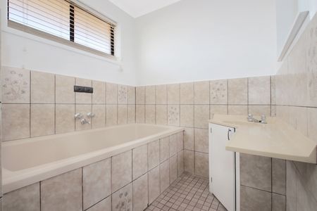 Spacious Family Home in Quiet Court Location - Photo 4